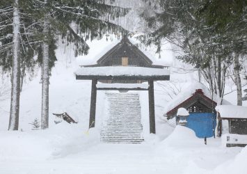 雪の中の神社　冬の北海道の風景
