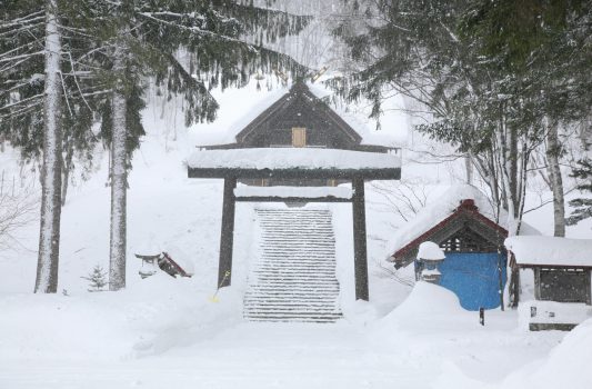 雪の中の喜茂別神社　冬の北海道の風景