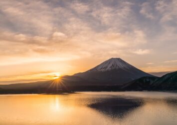 冬の早朝の本栖湖と富士山　山梨の風景