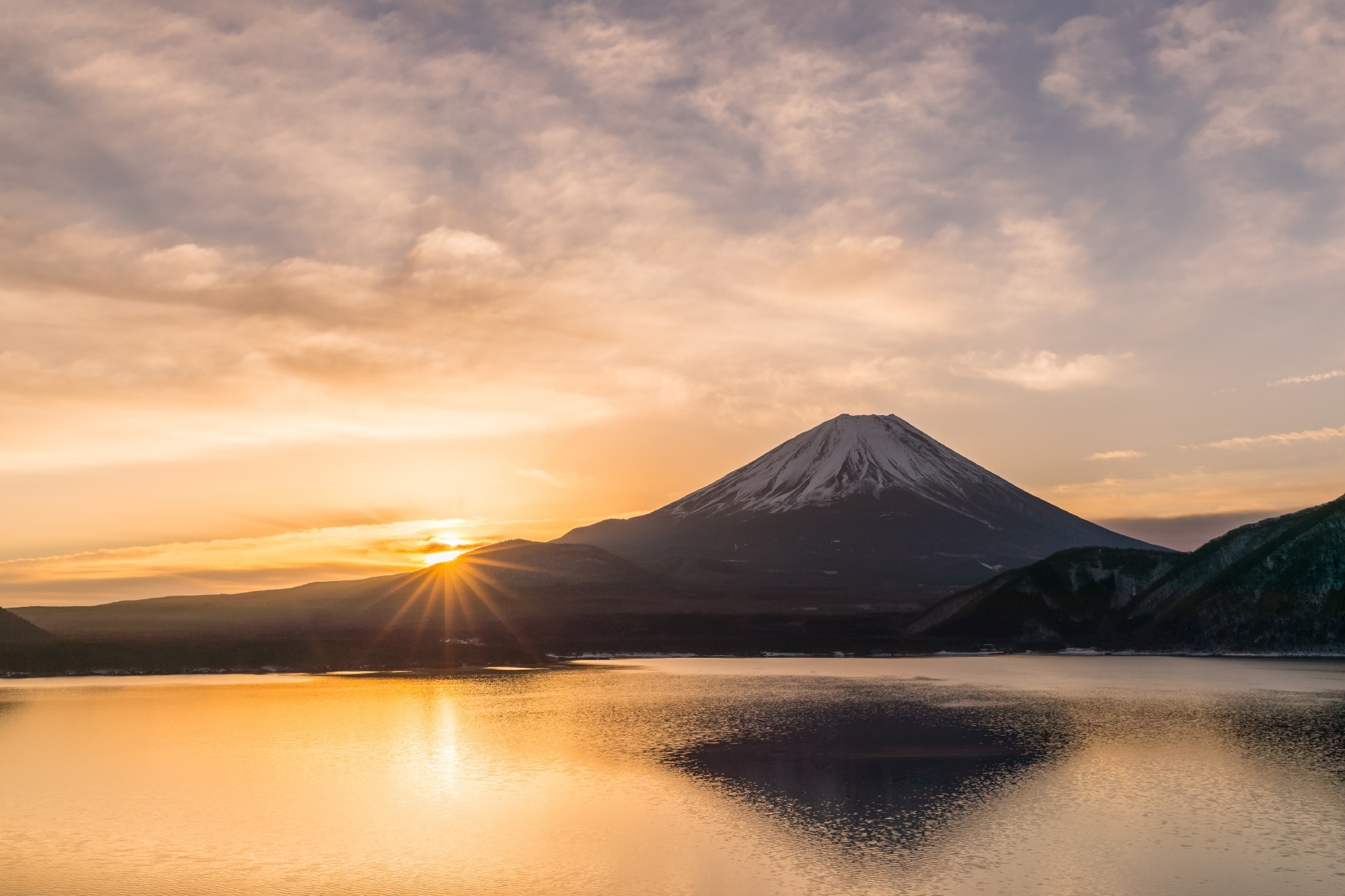 冬の早朝の本栖湖と富士山　山梨の風景