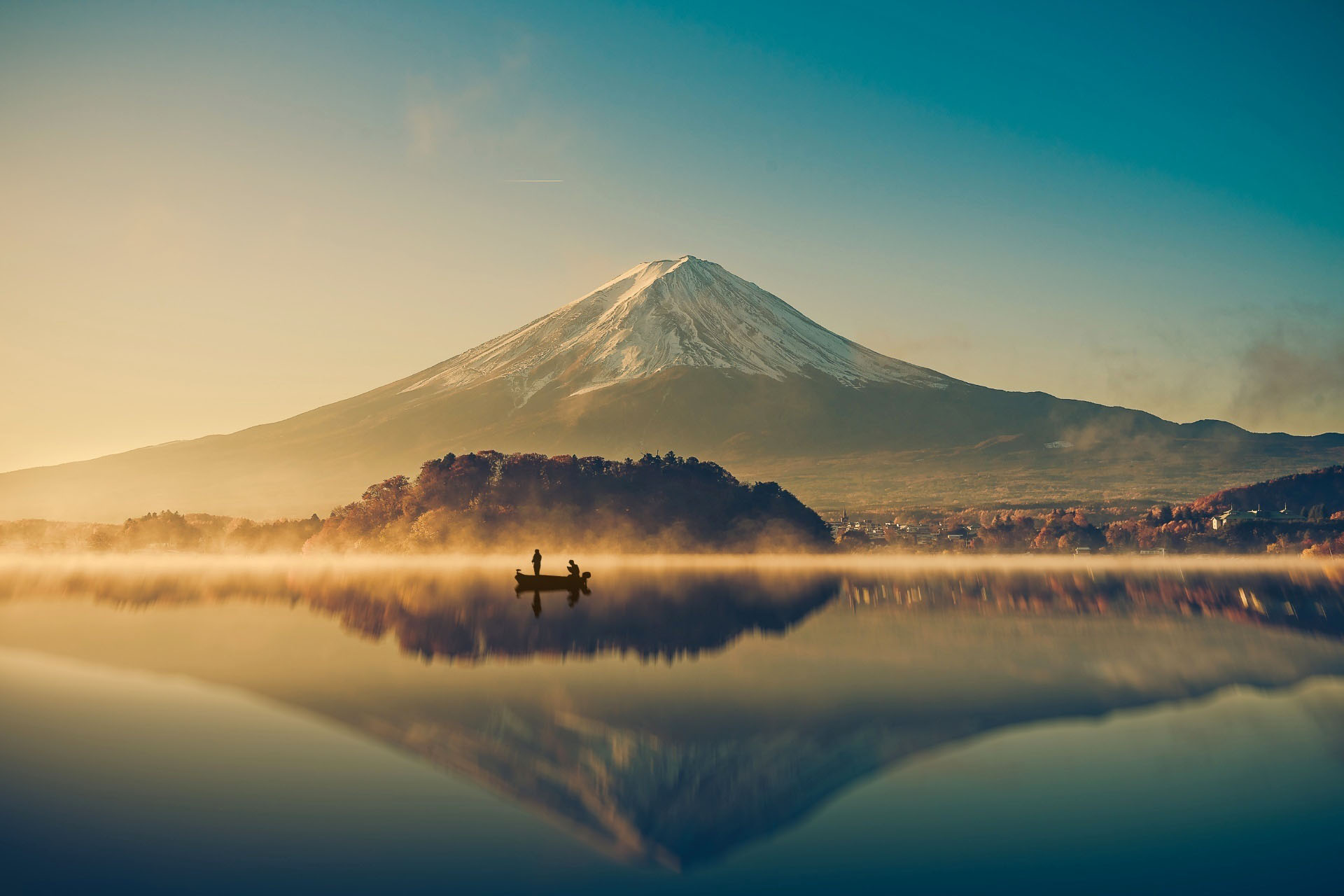 日の出の河口湖と富士山の風景　山梨の風景
