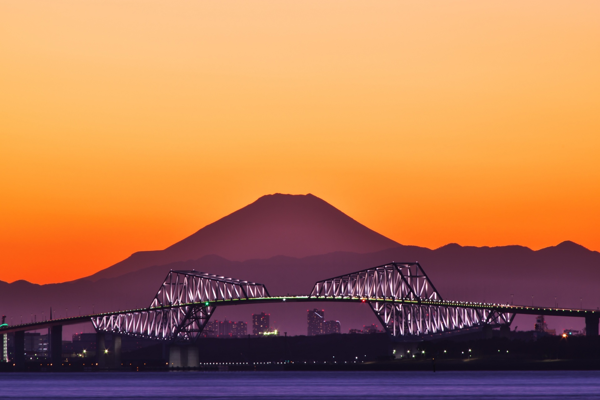 美しい夕景　東京湾と東京ゲートブリッジと富士山 　千葉県浦安市舞浜