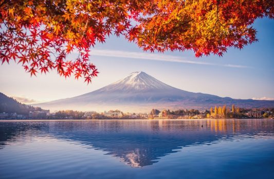 紅葉と富士山　秋の河口湖　山梨の風景