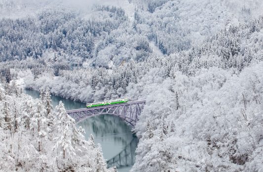 冬の只見線と只見川の風景　福島の風景