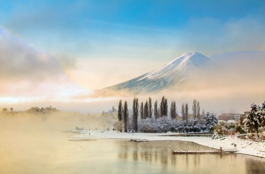 冬の富士山と河口湖　山梨の風景