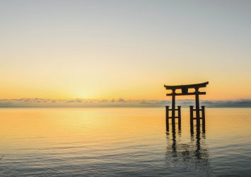 琵琶湖に浮かぶ大鳥居と朝日の風景　滋賀の風景
