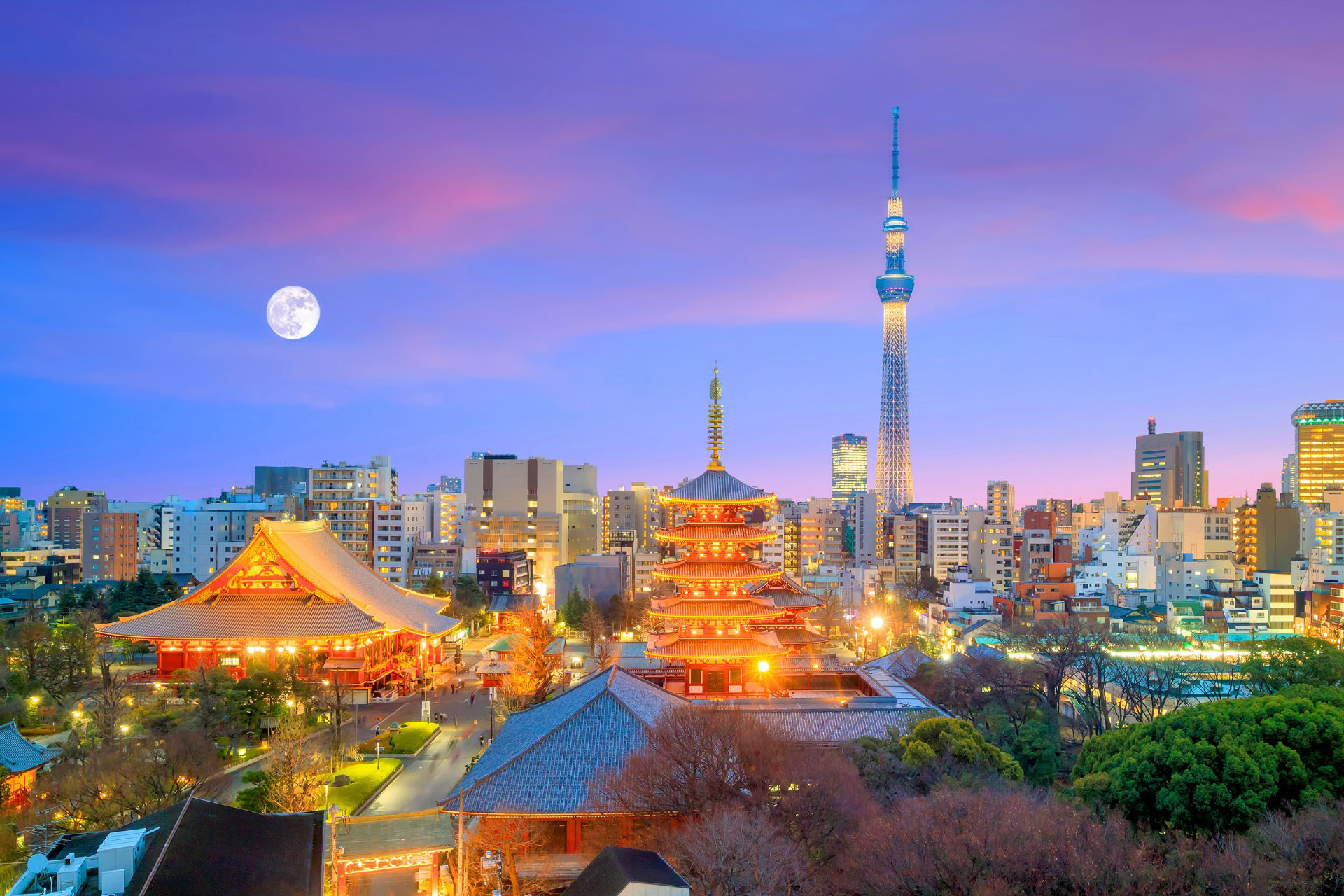 浅草寺と東京スカイツリーと夕暮れの東京のスカイラインの眺め