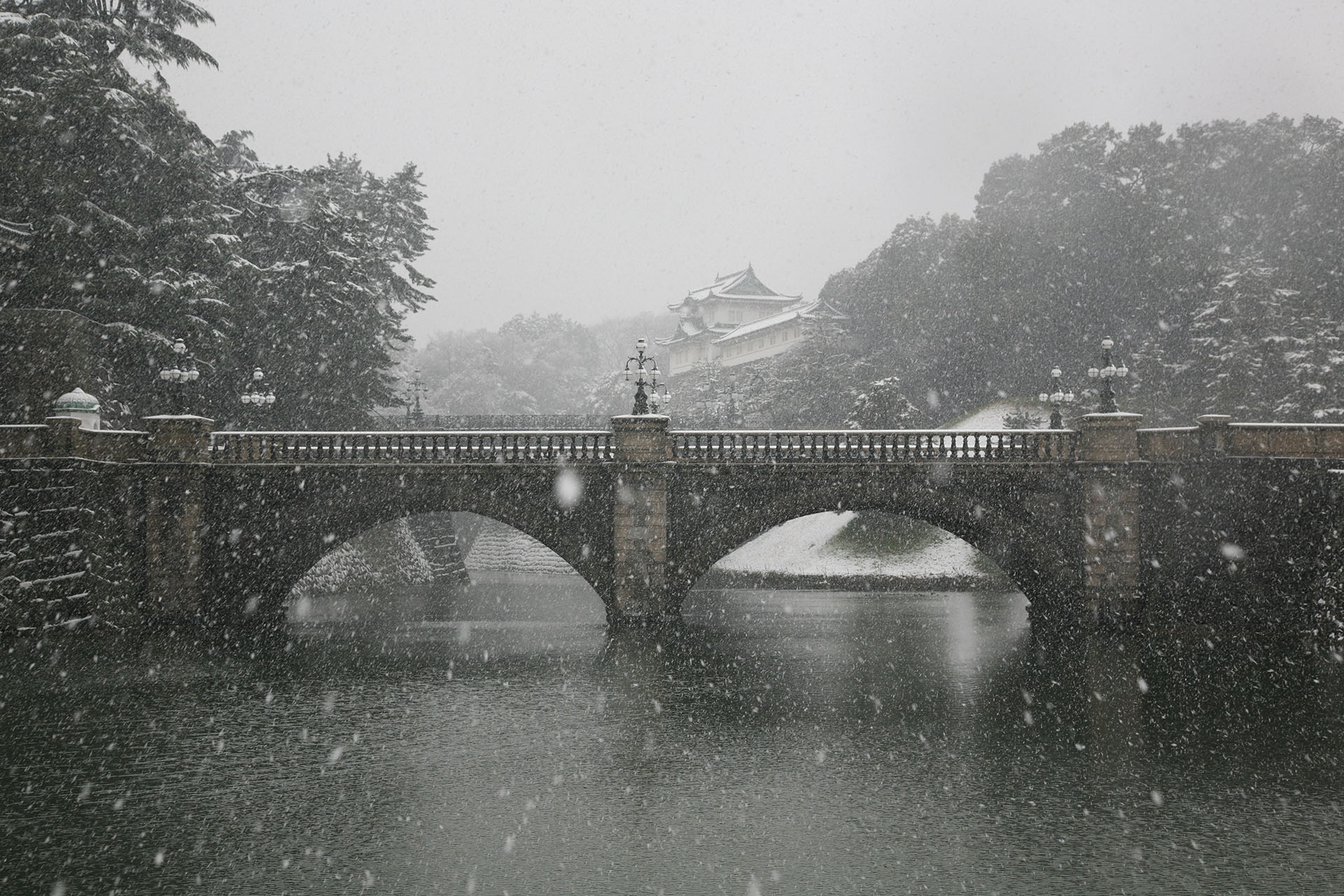 雪の皇居の風景　冬の東京　東京の風景
