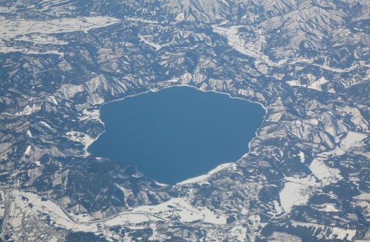 空から見た田沢湖　空から見た日本