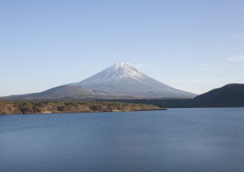 富士山と本栖湖の風景　山梨の風景