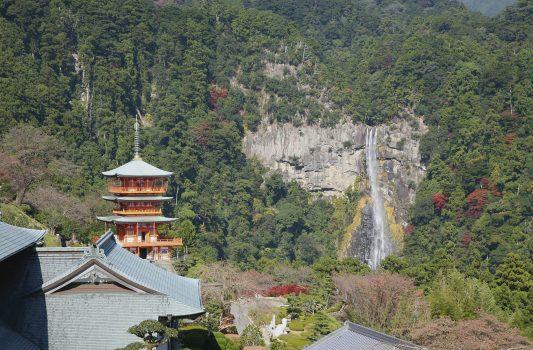 三重塔と那智の滝　熊野古道の風景　和歌山の風景