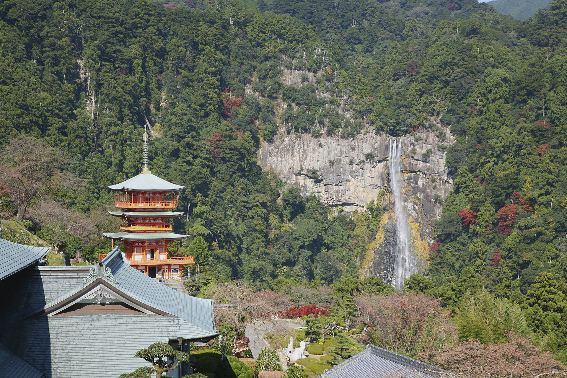 三重塔と那智の滝　熊野古道の風景　和歌山の風景