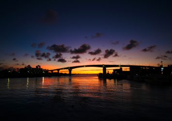 夕暮れの泊大橋　沖縄の風景