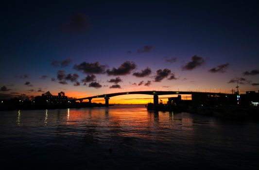 那覇　夕暮れの泊大橋　沖縄の風景