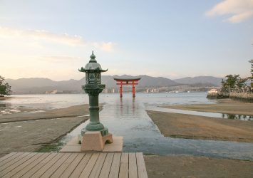 朝の厳島神社の風景　広島の風景