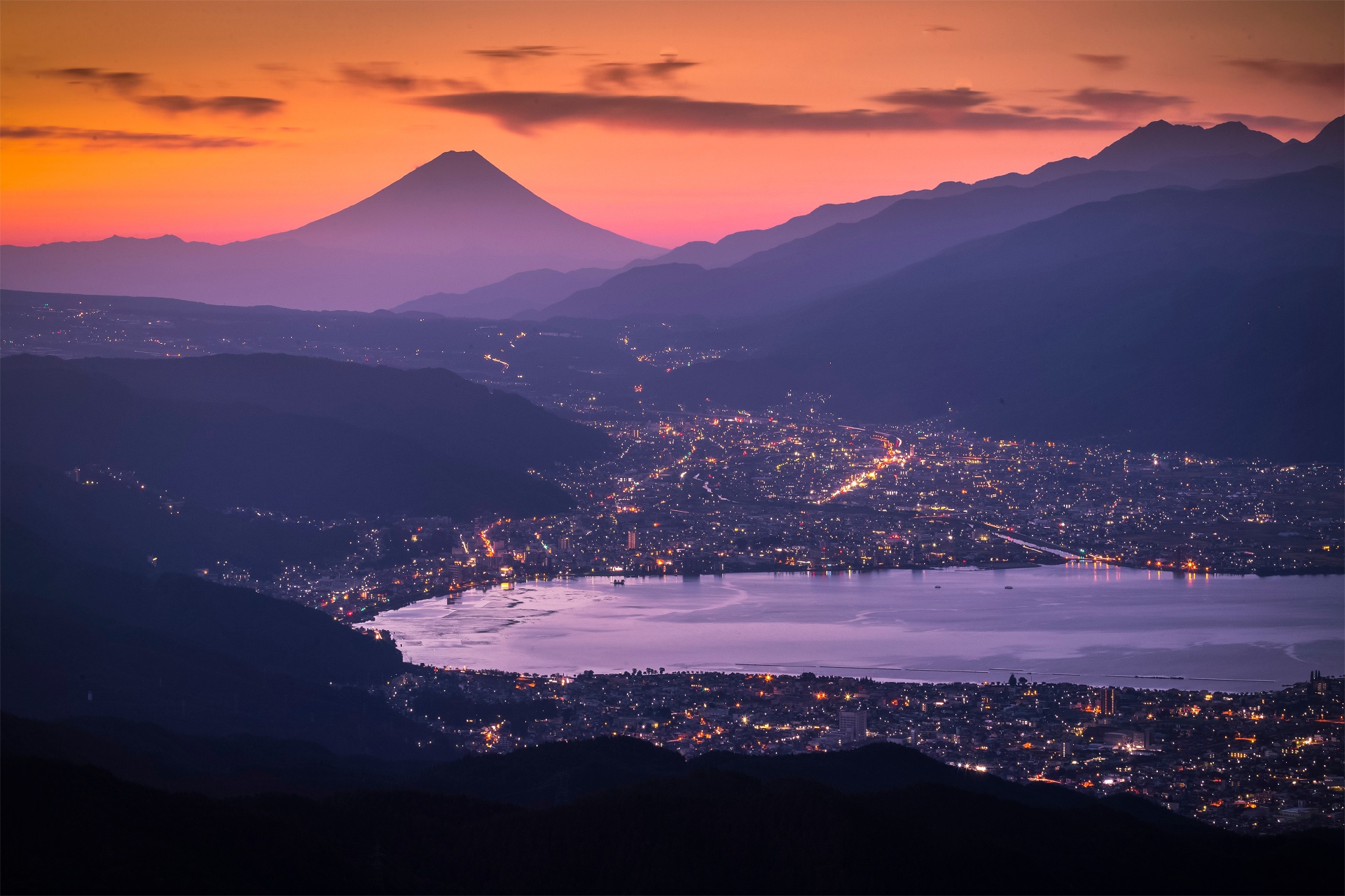 高ボッチ高原からみる朝の富士山と諏訪湖