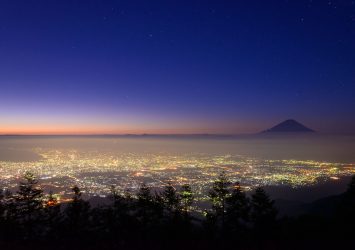 夜明けの甲府と富士山　山梨の風景