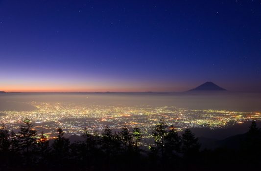 夜明けの甲府市と富士山