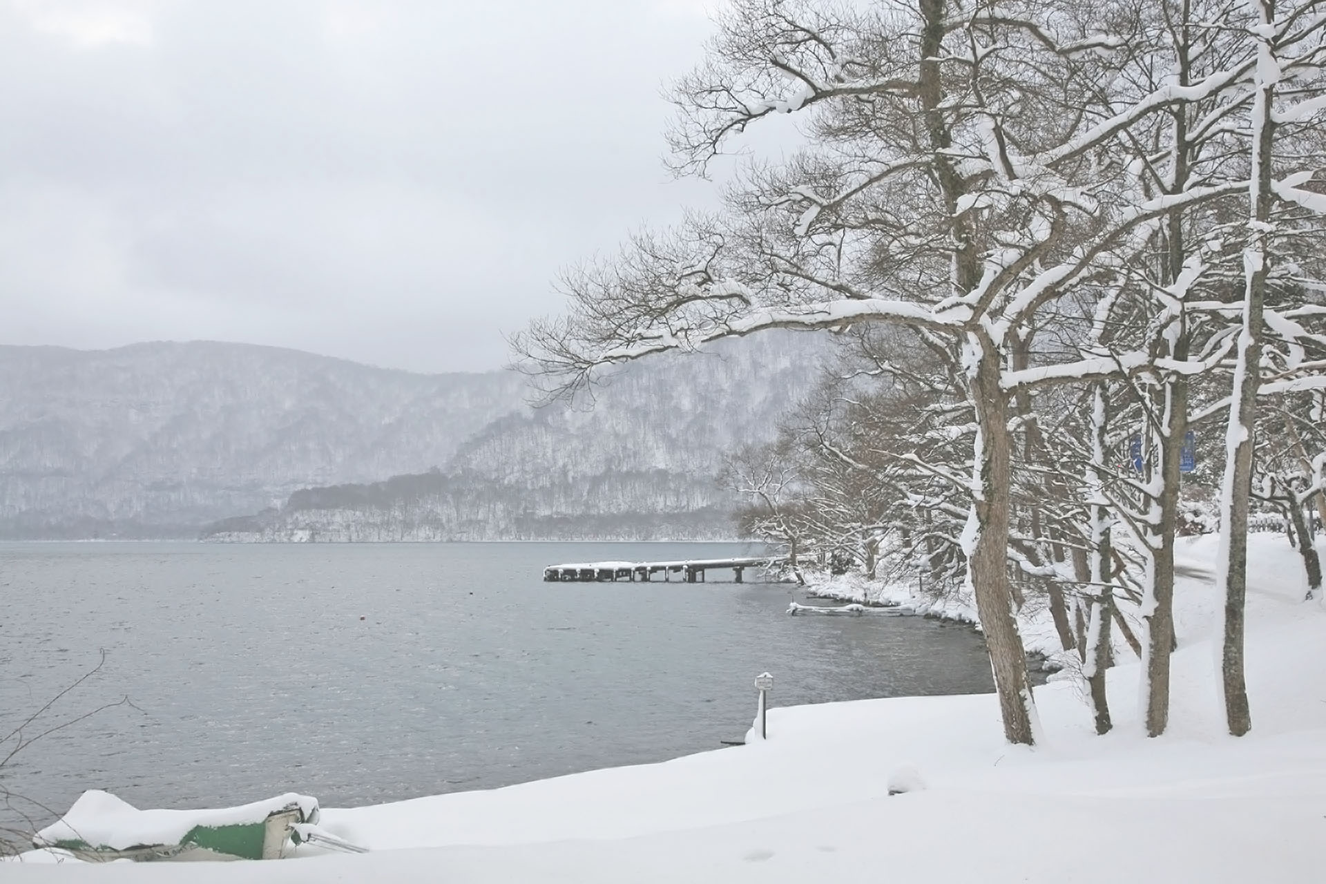 冬の十和田湖　青森の風景