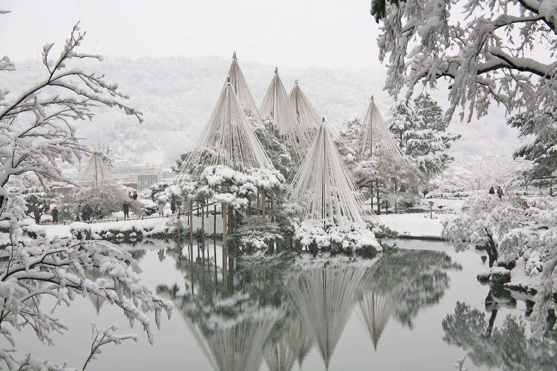 雪の降り積もった兼六園の風景　金沢の風景