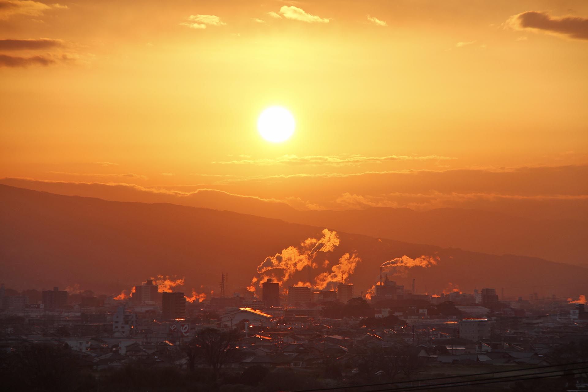 朝日を受けて輝く富士の町並み　静岡の風景