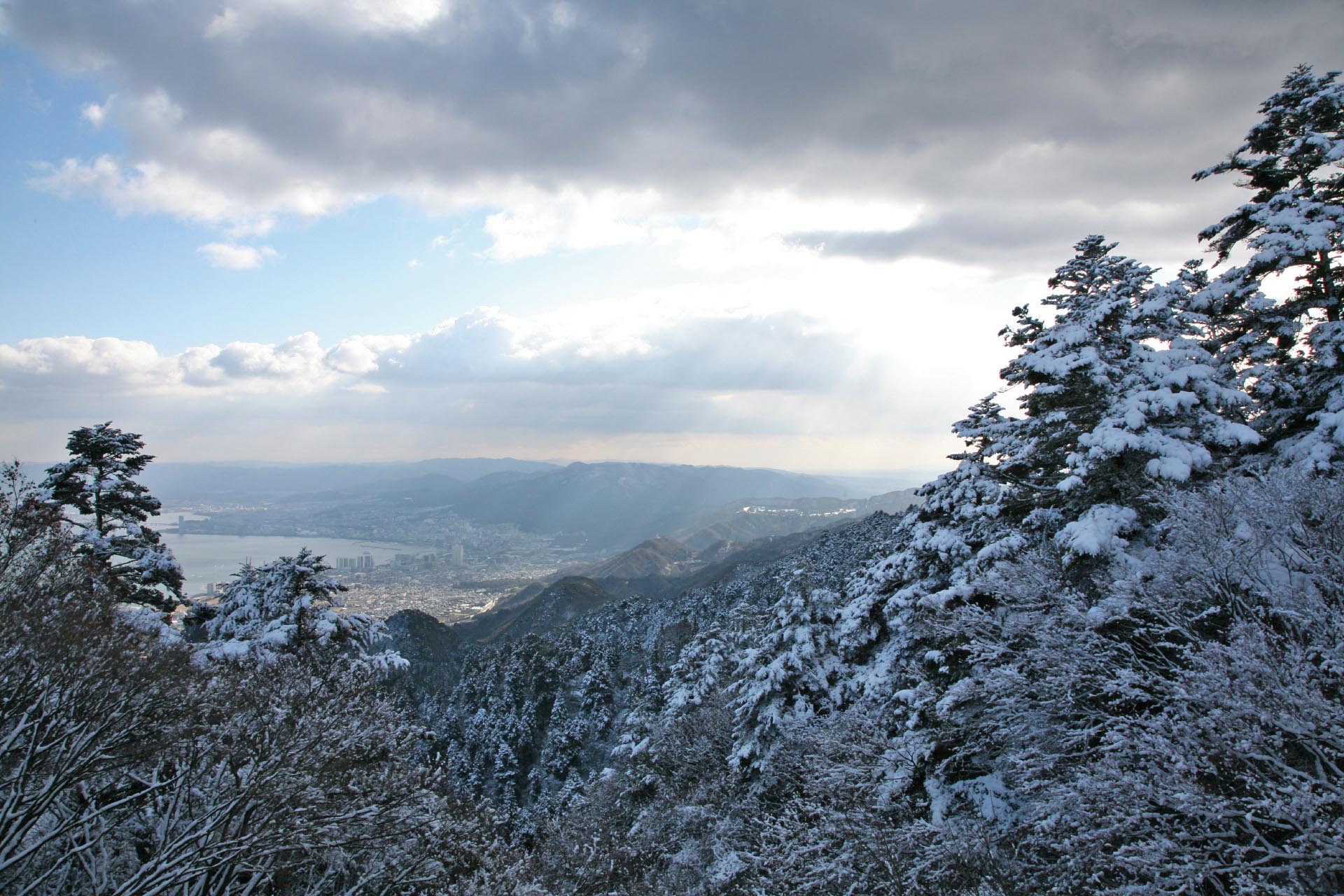 冬の比叡山と琵琶湖の風景　滋賀の風景