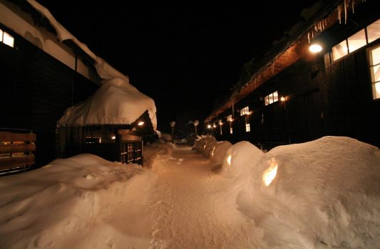 冬の夜の乳頭温泉　秋田の風景