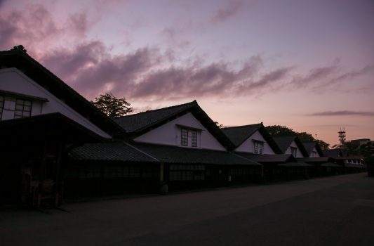 夕暮れの山居倉庫　酒田の風景　山形の風景