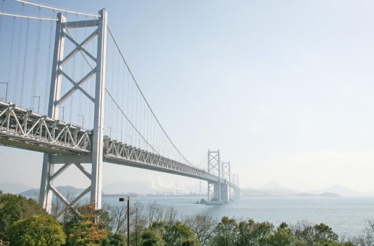 与島から見る瀬戸大橋と瀬戸内海の風景　香川の風景