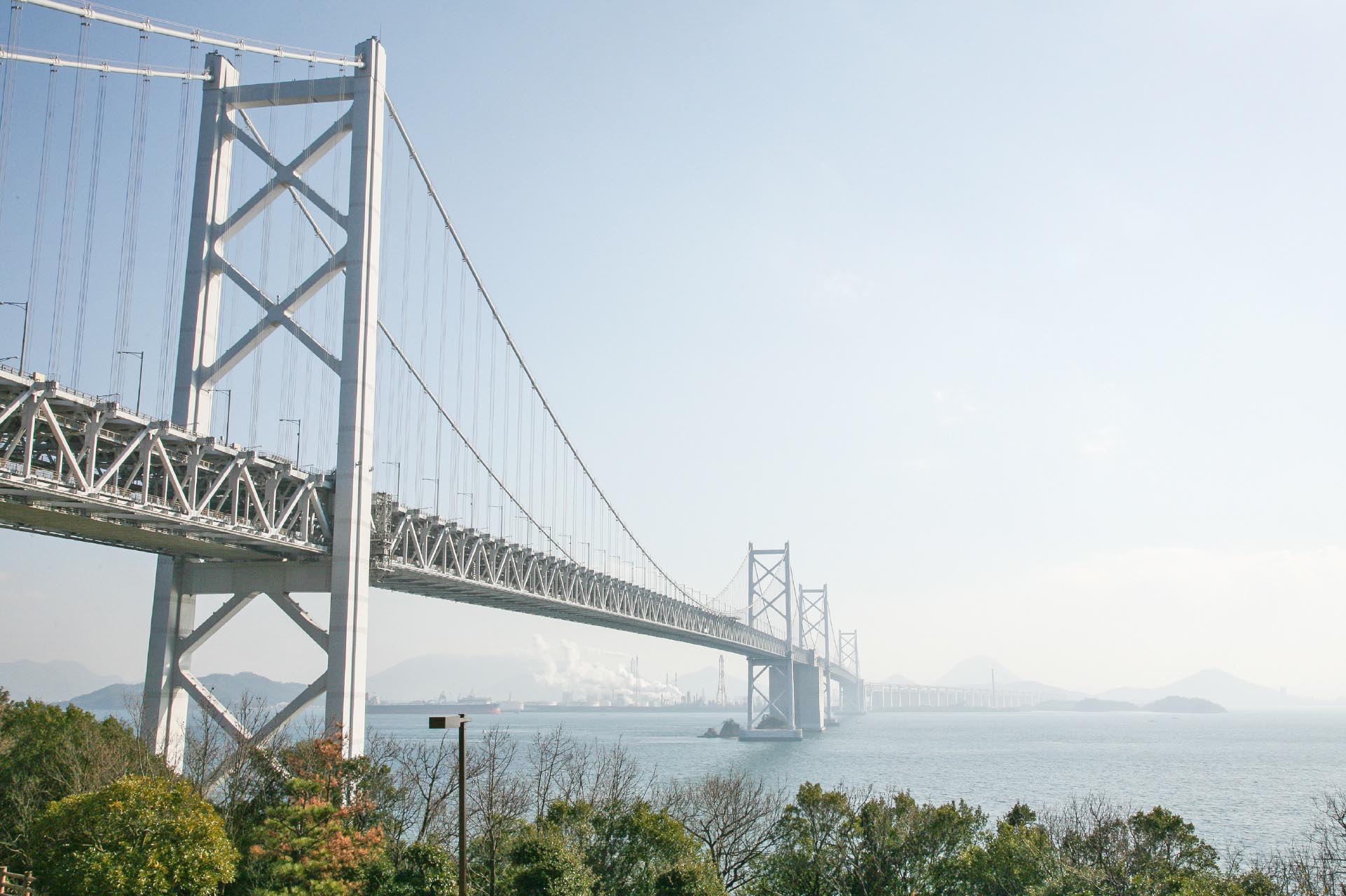 与島から見る瀬戸大橋と瀬戸内海の風景　香川の風景