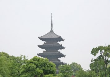 雨の中の東寺　京都の風景
