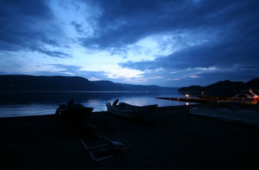 夕暮れの十和田湖の風景　青森の風景