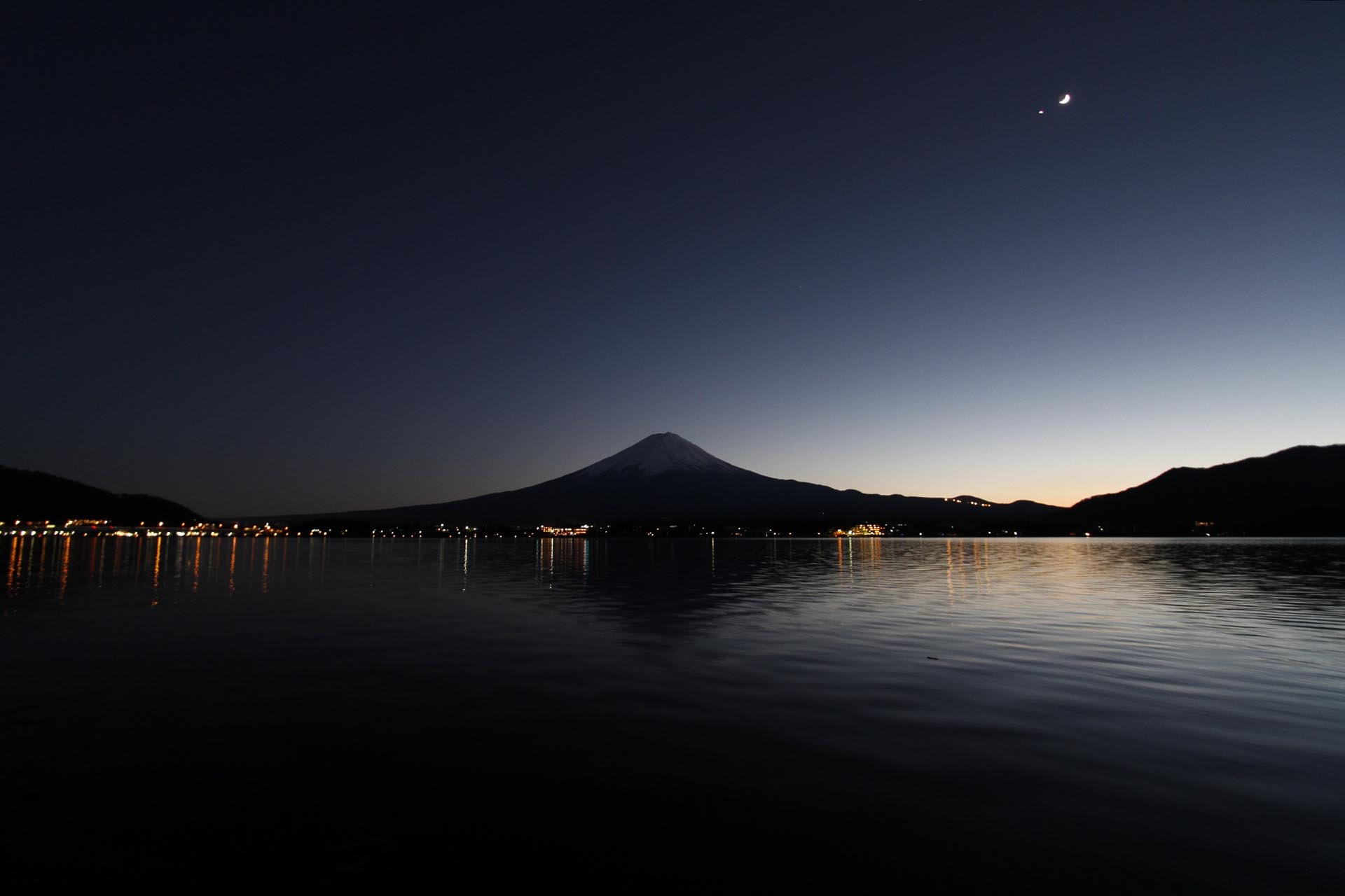 夜の富士山と河口湖　山梨の風景
