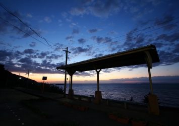 夕暮れの下灘駅　愛媛の風景