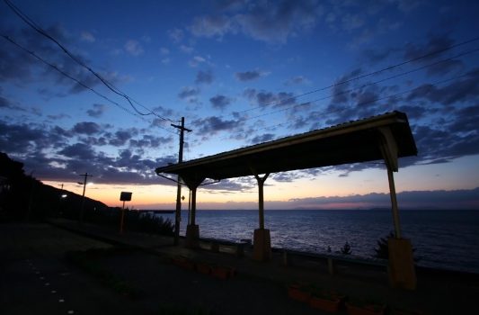夕暮れの下灘駅　愛媛の風景