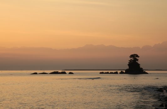 朝の雨晴海岸　富山の風景