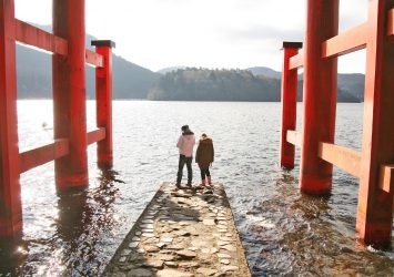 箱根神社　平和の鳥居と芦ノ湖　神奈川の風景