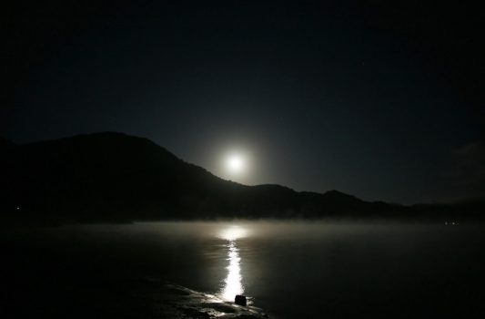 満月と夜の田沢湖　秋田の風景
