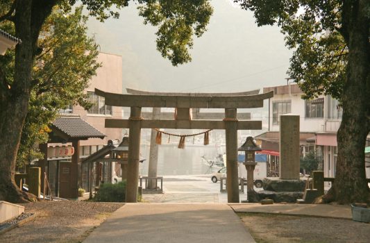 朝の美保神社の参道　島根の風景　