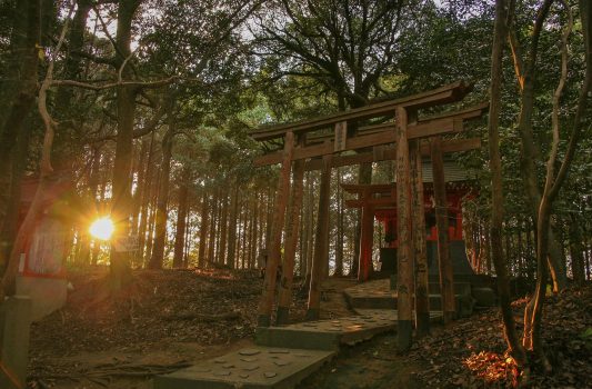 夕陽と祐徳稲荷神社奥の院　佐賀の風景