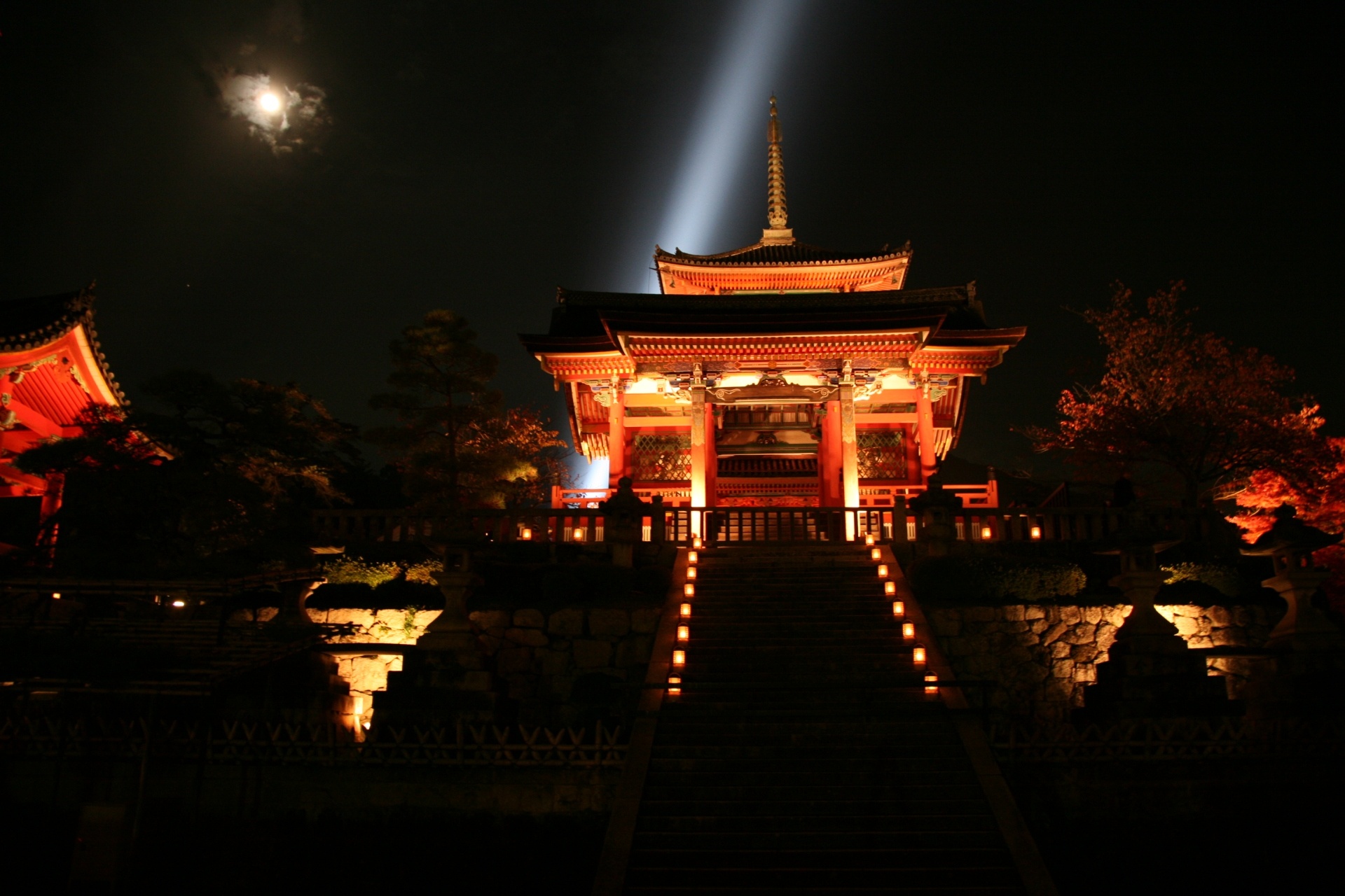秋の夜の清水寺　京都の風景