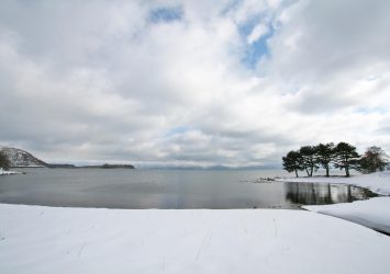 冬の猪苗代湖　福島の風景
