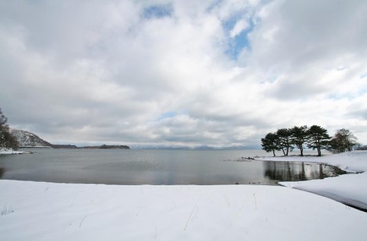 冬の猪苗代湖　福島の風景