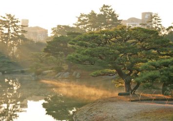 冬の朝の栗林公園　香川の風景