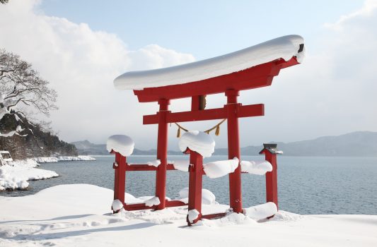 冬の御座石神社　田沢湖畔　秋田の風景　