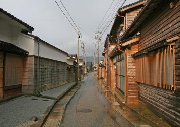 日本の伝統的な町並み　輪島門前町の黒島地区　石川の風景