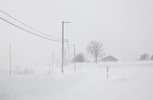 地吹雪の風景　一瞬の晴れ間　冬の北海道の風景