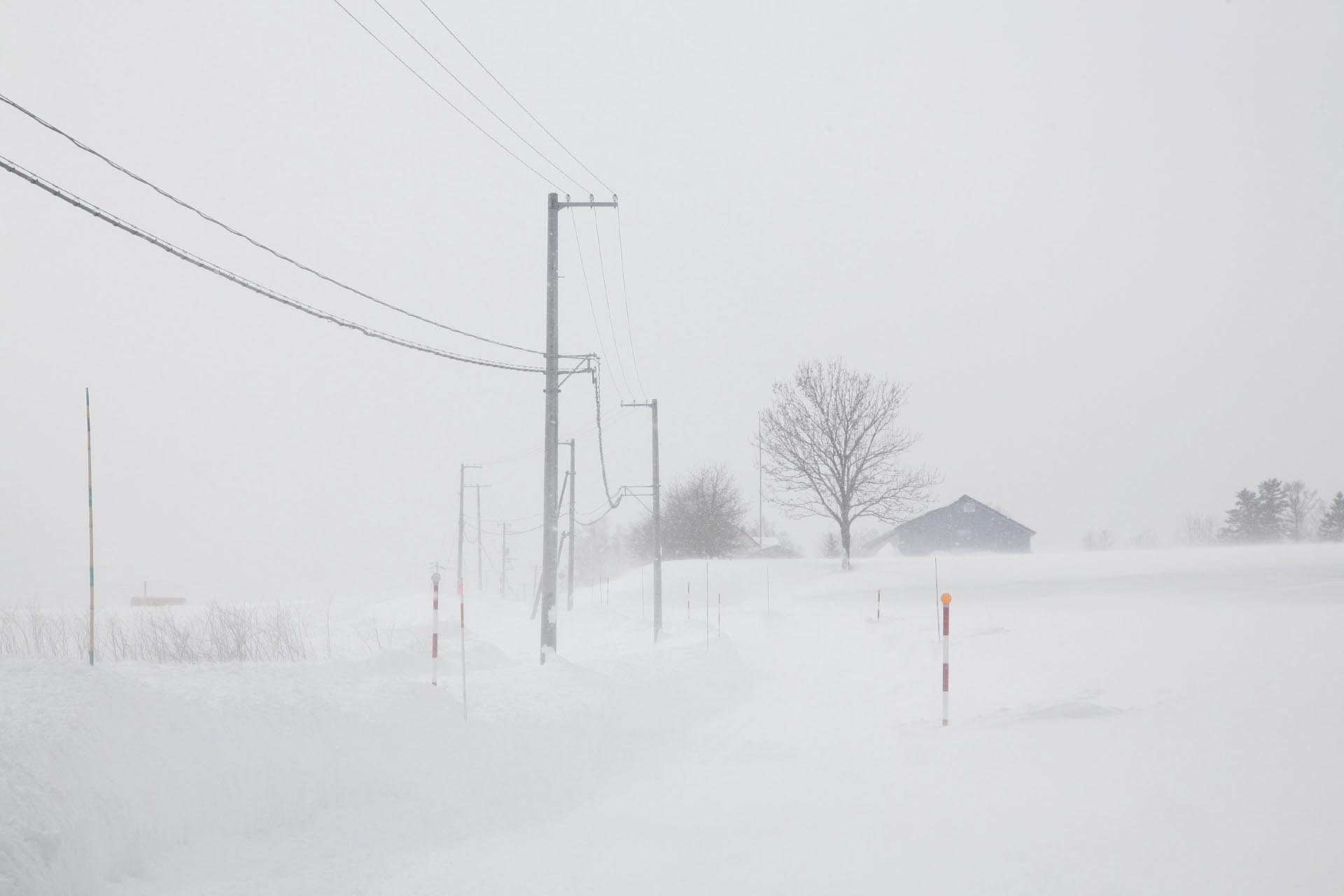 地吹雪の風景　ニセコ町　冬の北海道の風景
