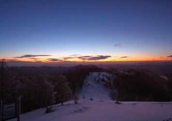 冬の早朝　雲取山の山頂から見る風景