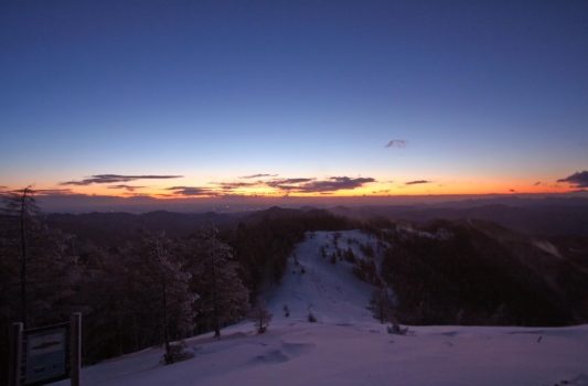 冬の早朝　雲取山の山頂から見る風景